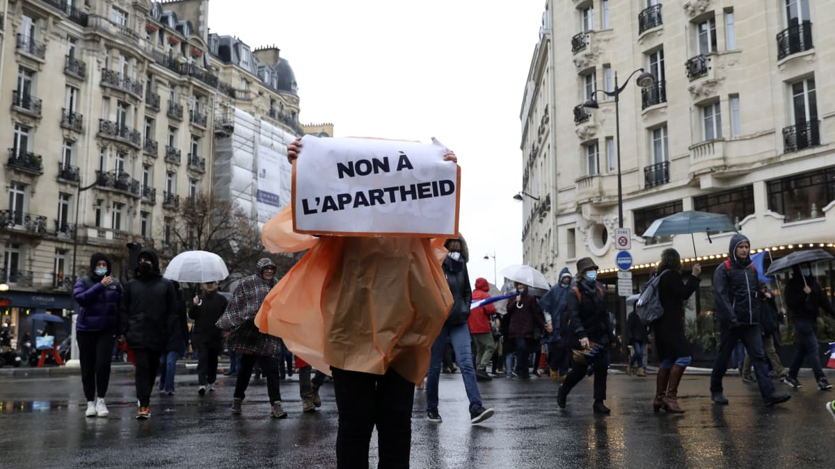 I nadále je ve Francii početná menšina, která protestuje vůči očkování proti koronaviru.