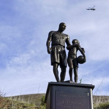 Socha Kobeyho Bryanta a jeho dcery Gianny stojí na Calabasu, kde se jejich vrtulník v lednu 2020 zřítil.