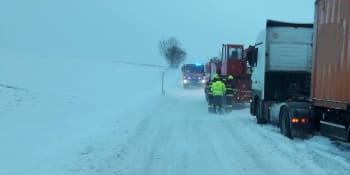 Silný vítr a sníh komplikují dopravu. Přibývá nehod, pozor i na popadané stromy