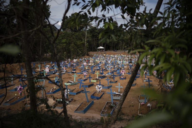 V brazilském Manausu loni kvůli koronaviru kolabovaly nemocnice a umřelo mnoho lidí. Problémy měly i hřbitovy, které na nebožtíky neměly místo.