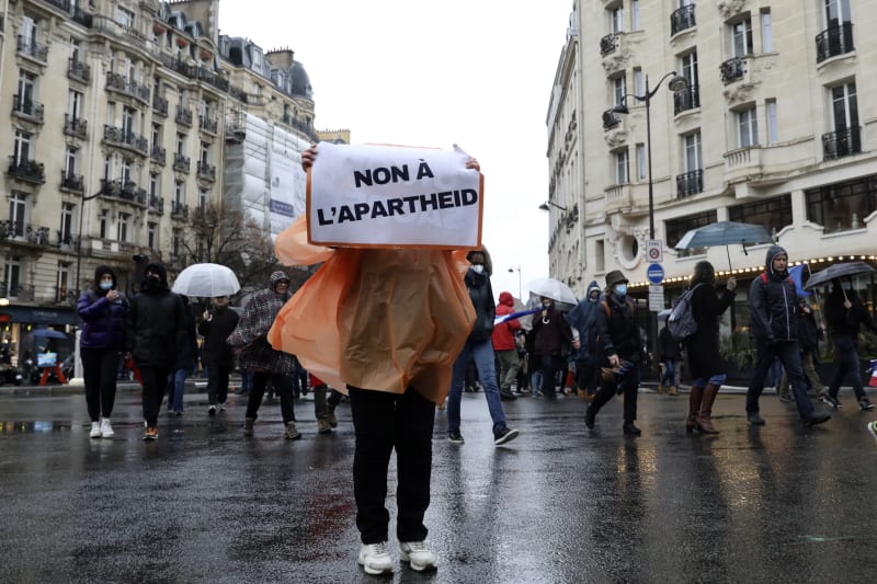 I nadále je ve Francii početná menšina, která protestuje vůči očkování proti koronaviru.