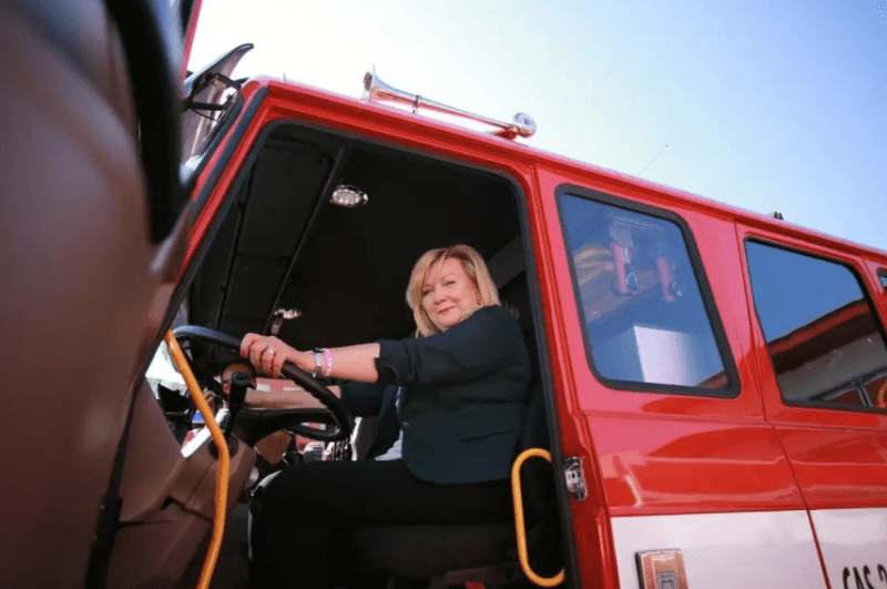 Alena Schillerová v hasičském vozu