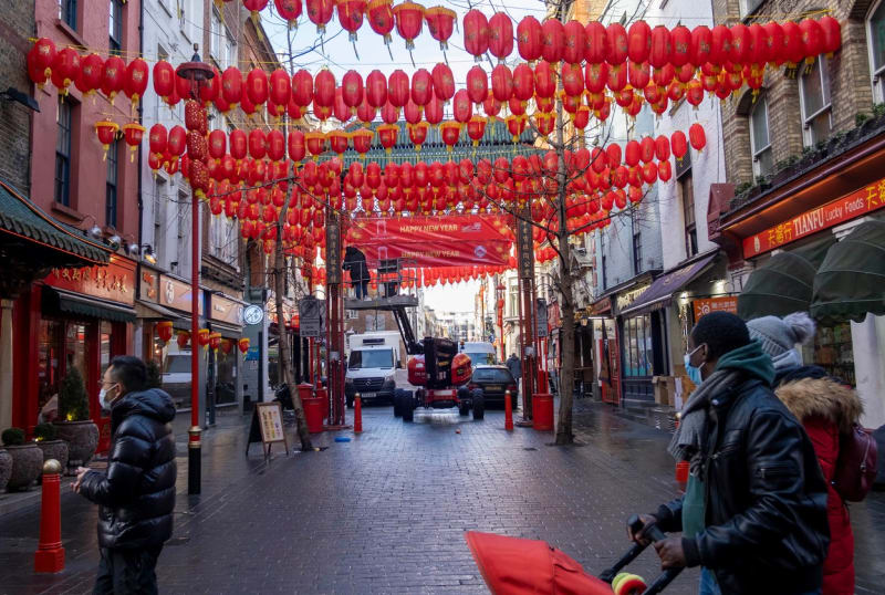 Mnoho obyvatel Londýna i přes zrušená opatření stále nosí roušky a to klidně i venku. Takto to vypadalo ve čtvrtek v čínské čtvrti Londýna.