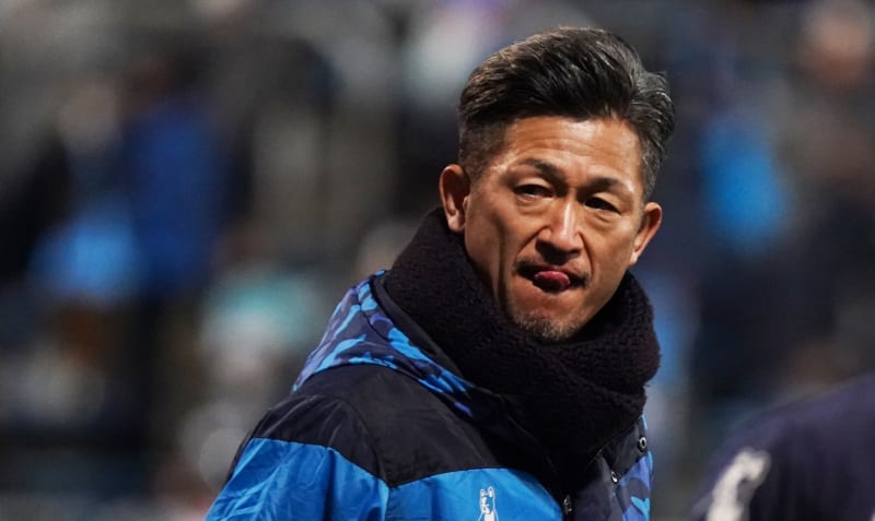 Kazujoši Miura je fotbalovým Jaromírem Jágrem. Profesionální debut zažil v roce 1989 a stále hraje.