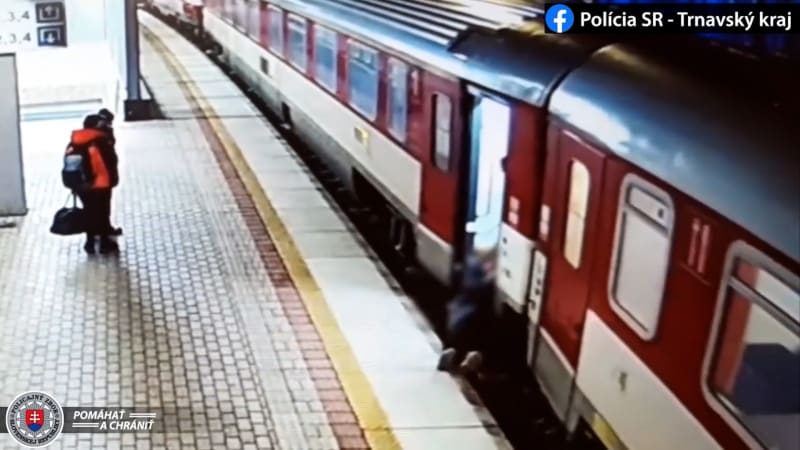Děsivé záběry pádu pod vlak. Seniorka chtěla nastoupit do rozjetého vozu, neudržela se