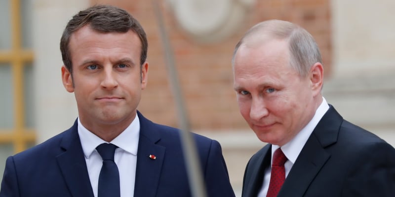 Zleva francouzský prezident Emmanuel Macron a jeho ruský protějšek Vladimir Putin