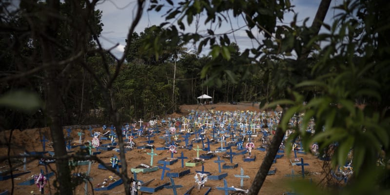 V brazilském Manausu loni kvůli koronaviru kolabovaly nemocnice a umřelo mnoho lidí. Problémy měly i hřbitovy, které na nebožtíky neměly místo.