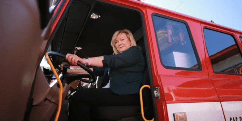 Alena Schillerová v hasičském vozu
