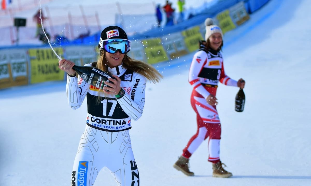 Slavící Ester Ledecká a vzadu se usmívající Ramona Siebenhoferová. Pro obě lyžařky můžete hlasovat v naší anketě.