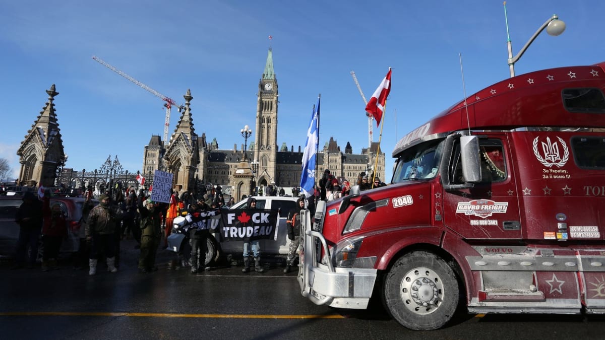 Řidiči kamionů protestují v kanadské Ottawě proti očkování.