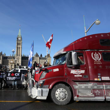 Řidiči protestují v kanadské Ottawě proti očkování.