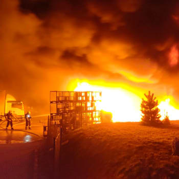 U nádraží v Čejetičkách v Mladé Boleslavi hořely haly, vzplály od hořících palet. 