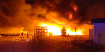 Požár hal v Mladé Boleslavi: Hasiči zlikvidovali oheň po více než sedmnácti hodinách