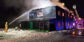 Masivní požár restaurace a chaty Na Tesáku. Zasahovaly desítky hasičů, konstrukce se zbortily