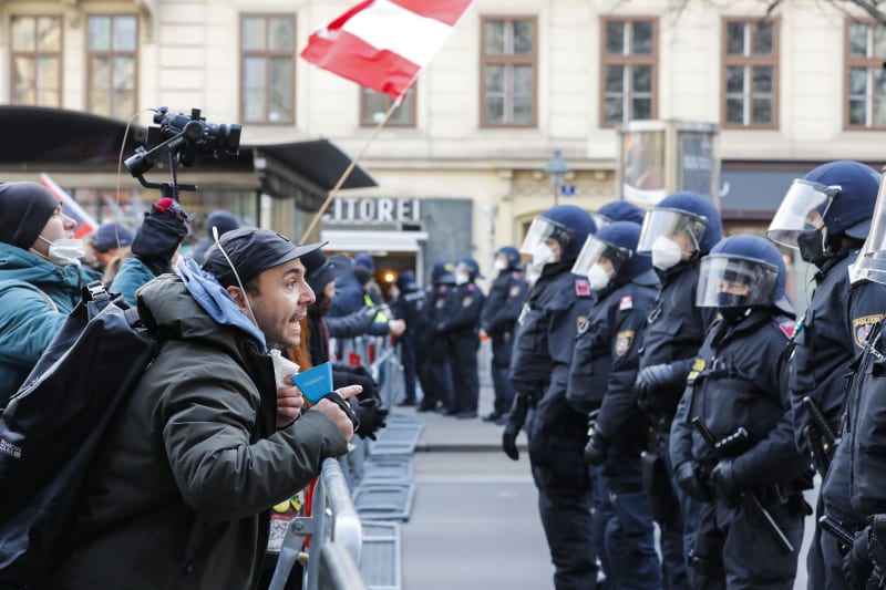 V německých městech a ve Vídni demonstrovali odpůrci koronavirových restrikcí.