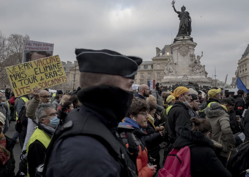 V Paříži i v dalších francouzských městech v sobotu protestovaly stovky odpůrců očkovacích pasů.