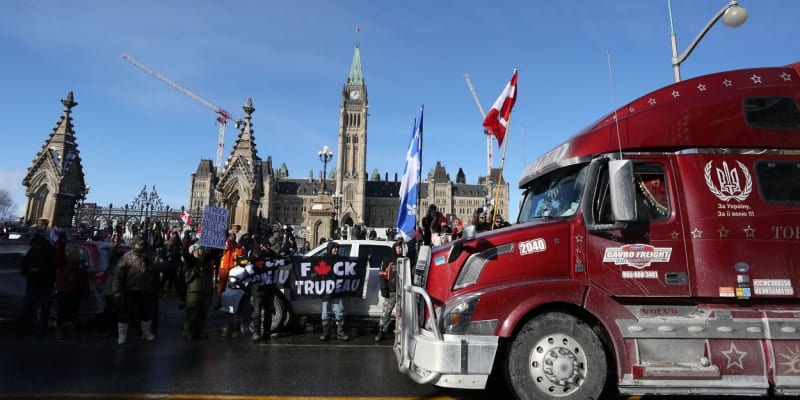 Řidiči protestují v kanadské Ottawě proti očkování.