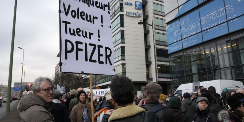 Evropskými městy zmítají demonstrace proti opatřením.