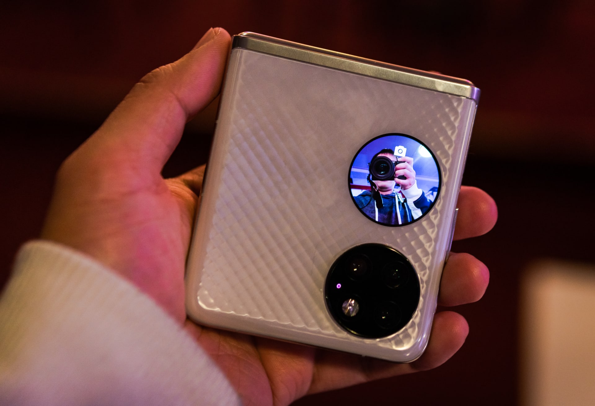 Focení selfie snímků zadním fotoaparátem? Huawei P50 Pocket to umí právě díky zadnímu displeji.