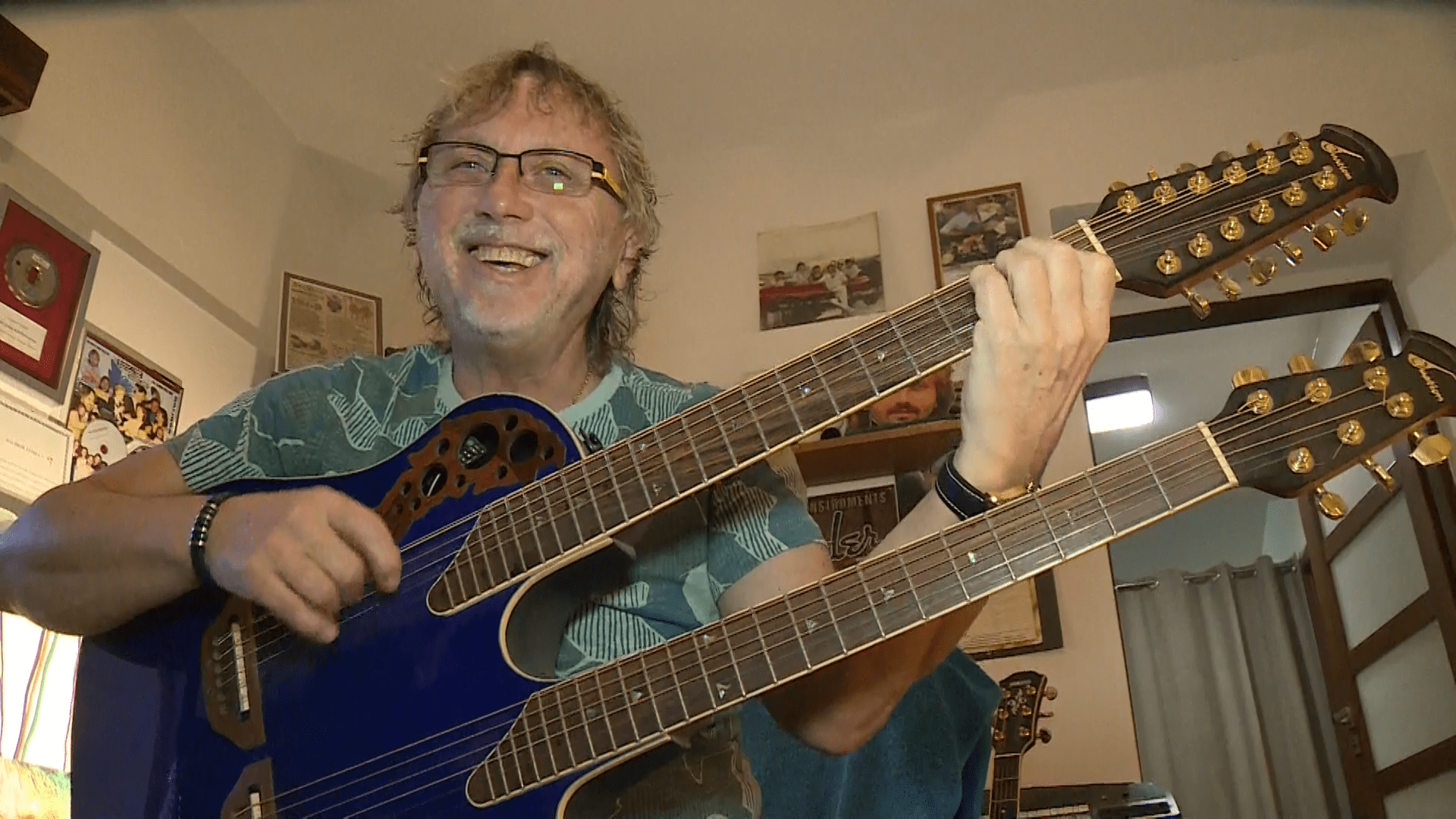 Dalibor Janda, tak jako ho známe - s kytarou v ruce. 