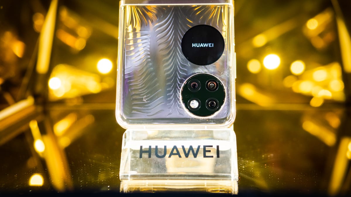 U Huawei P50 Pocket není největším překvapením ohebný displej, ale možnosti malé obrazovky na zadní straně mobilu.