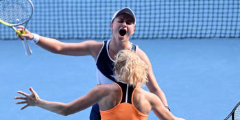Krejčíková a Siniaková ovládly Australian Open. Češky vyhrály v třísetové bitvě