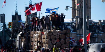 Demonstranti proti povinnému očkování oblehli Ottawu. Premiér Trudeau před nimi utekl