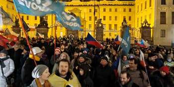 V Praze demonstrovaly tisíce odpůrců covidových opatření. Z Václaváku pak táhli na Hrad