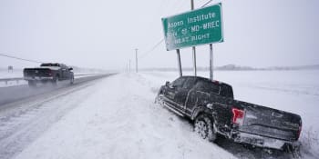 OBRAZEM: Východní pobřeží USA postihla silná sněhová bouře. Ze stromů padali leguáni