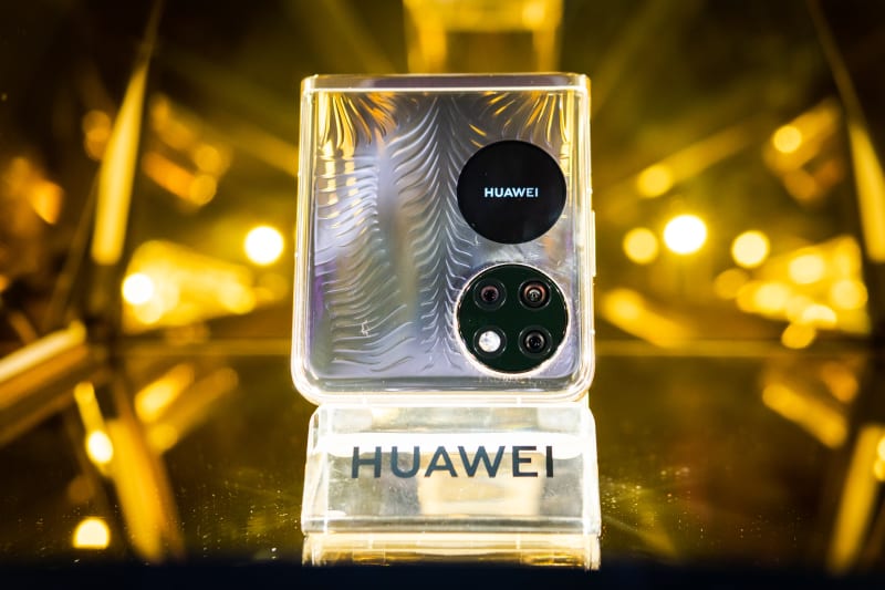 Huawei P50 Pocket je ve složeném stavu velice kompaktní, malý displej umí odbavit příchozí zprávy i hovory. A to je jen zlomek jeho funkcí.