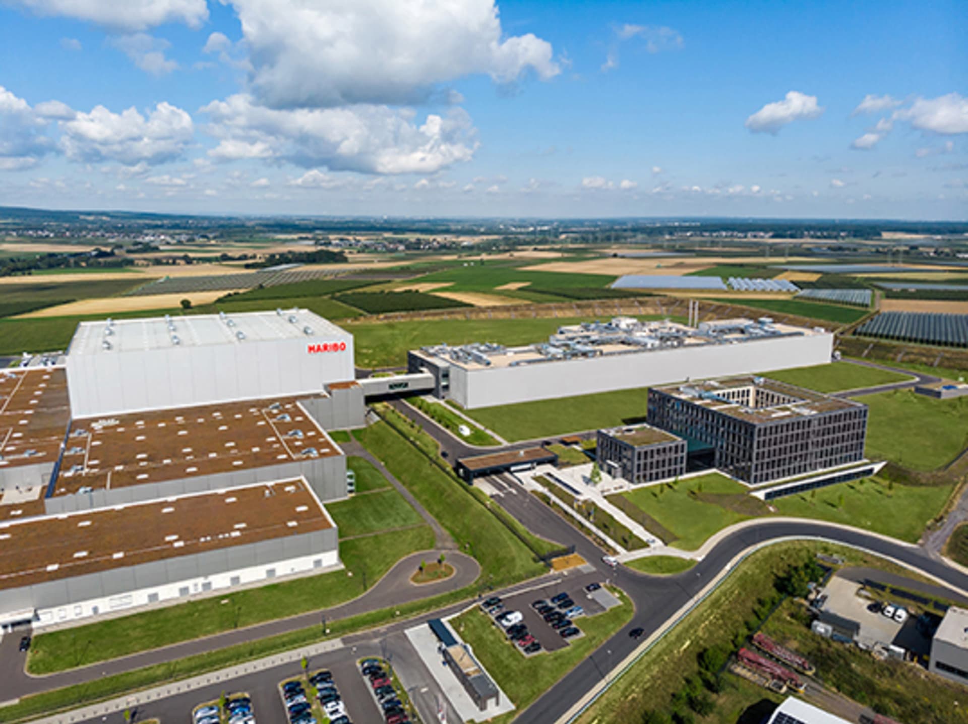 Letecký pohled na současnou výrobní halu v Grafschaftu na západě Německa.