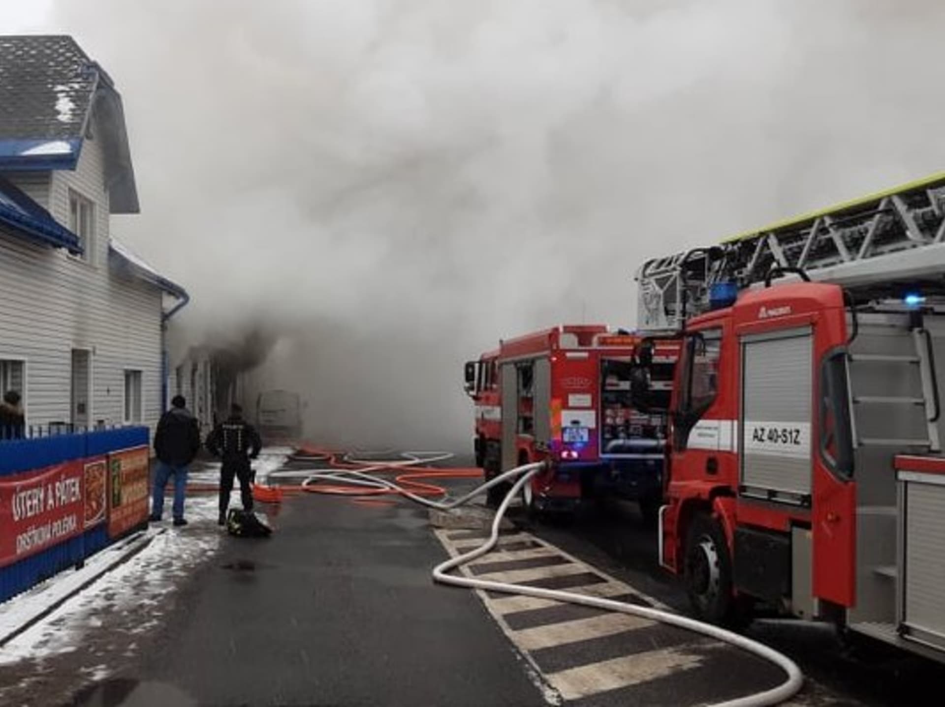 Hasiči v Jablonci nad Nisou likvidují rozsáhlý požár autoservisu.