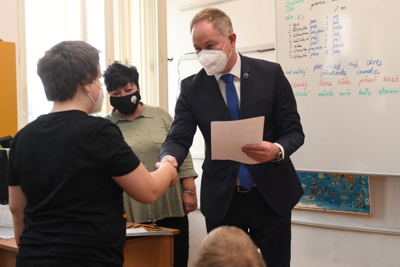 Ministr školství Petr Gazdík (STAN) předal žákům pololetní vysvědčení.