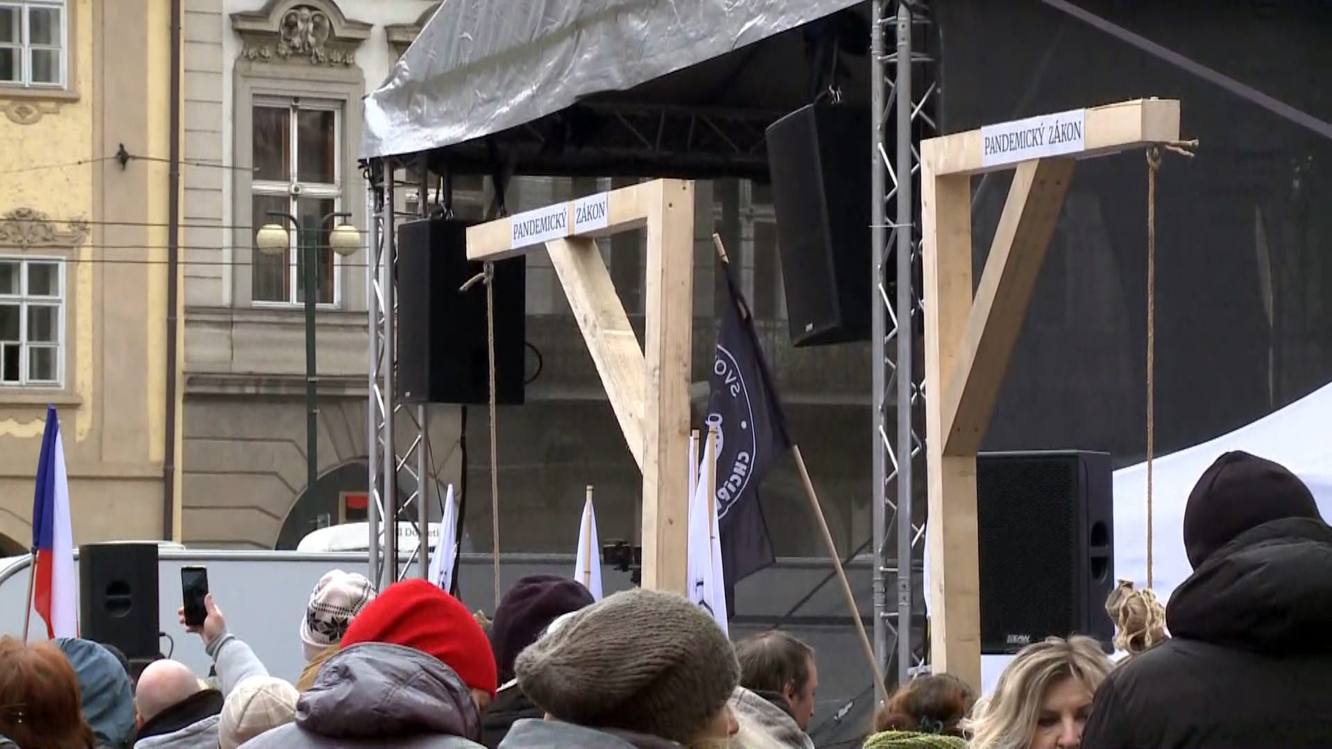 Demonstrace na Malostranském náměstí se ani tentokrát neobešla bez šibenice.
