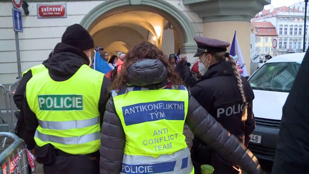 Demonstrace hnutí Otevřeme Česko Chcípl PES před Poslaneckou sněmovnou proti pandemickému zákonu.