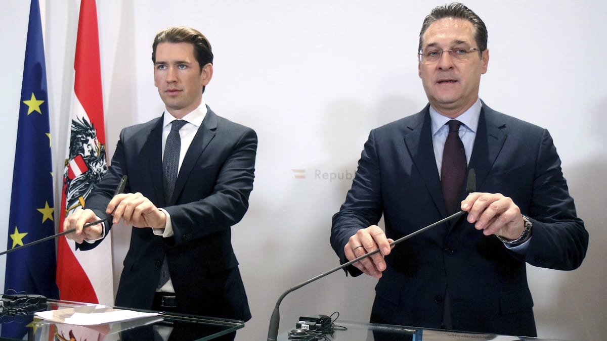 Bývalý rakouský kancléř za lidovce Sebastian Kurz a jeho vicekancléř za svobodné Heinz Christian Strache (vpravo) se připravují na tiskovou konferenci v prosinci 2018.
