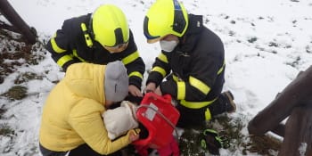 Dvouletá Nelinka uvízla v houpačce, pomohli až hasiči. Za statečnost dostala dárek