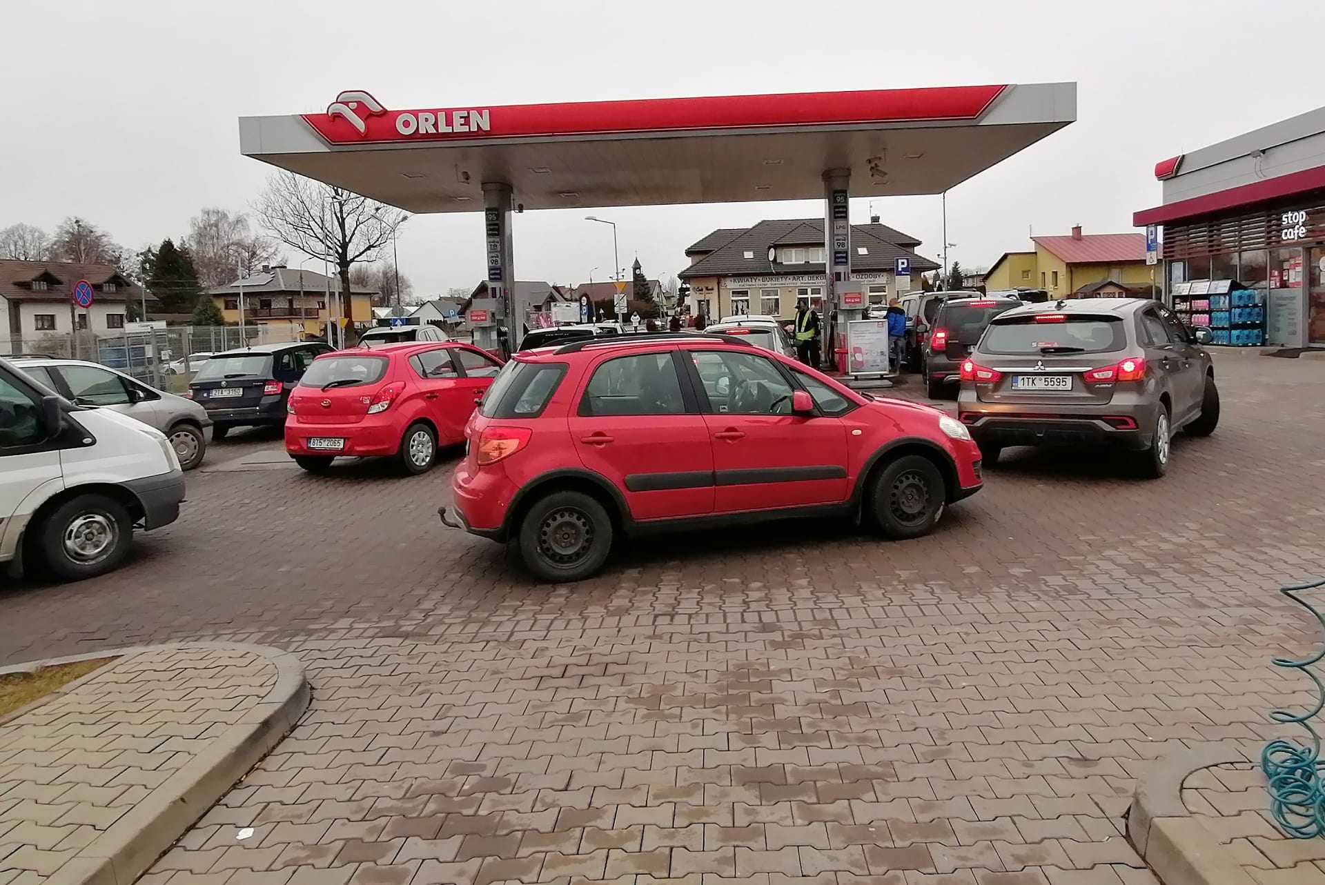 České nájezdy na polské čerpací stanice začaly v úterý 1. února, na snímku polské Chałupki nedaleko Ostravy, kde litr benzinu stojí 28,71 Kč.