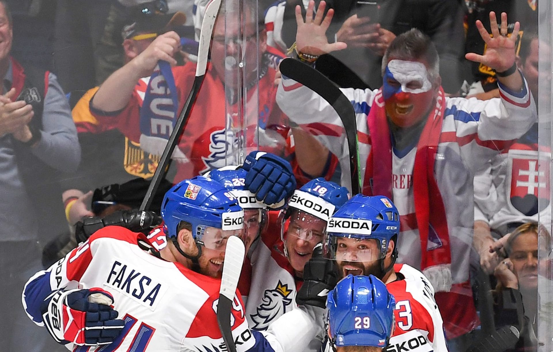 Naposledy mohli čeští fanoušci v hojném počtu sledovat mistrovství světa v hokeji v roce 2019 (na snímku). Nyní po třech letech mohou zamířit do Finska, musí však dodržet určitá pravidla.