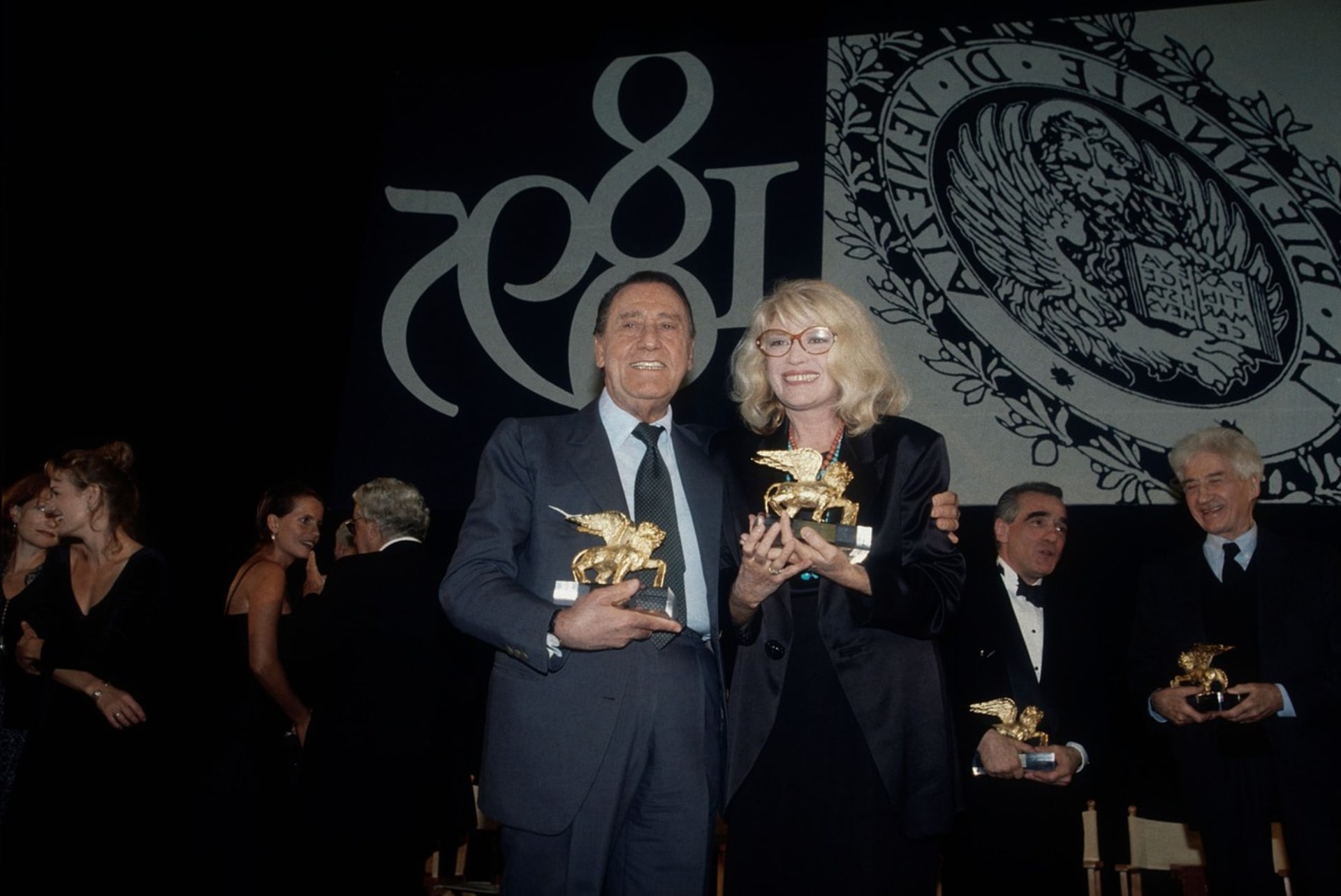 Alebrto Sordia a Monica Vittiová přebrali v roce 1995 na filmovém festivalu v Benátkách ocenění za celoživotní přínos filmu.