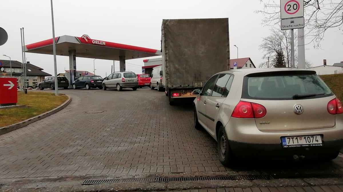 České nájezdy na polské čerpací stanice začaly v úterý 1. února, na snímku polské Chaupki nedaleko Ostravy, kde litr benzinu stojí 28,71 Kč.