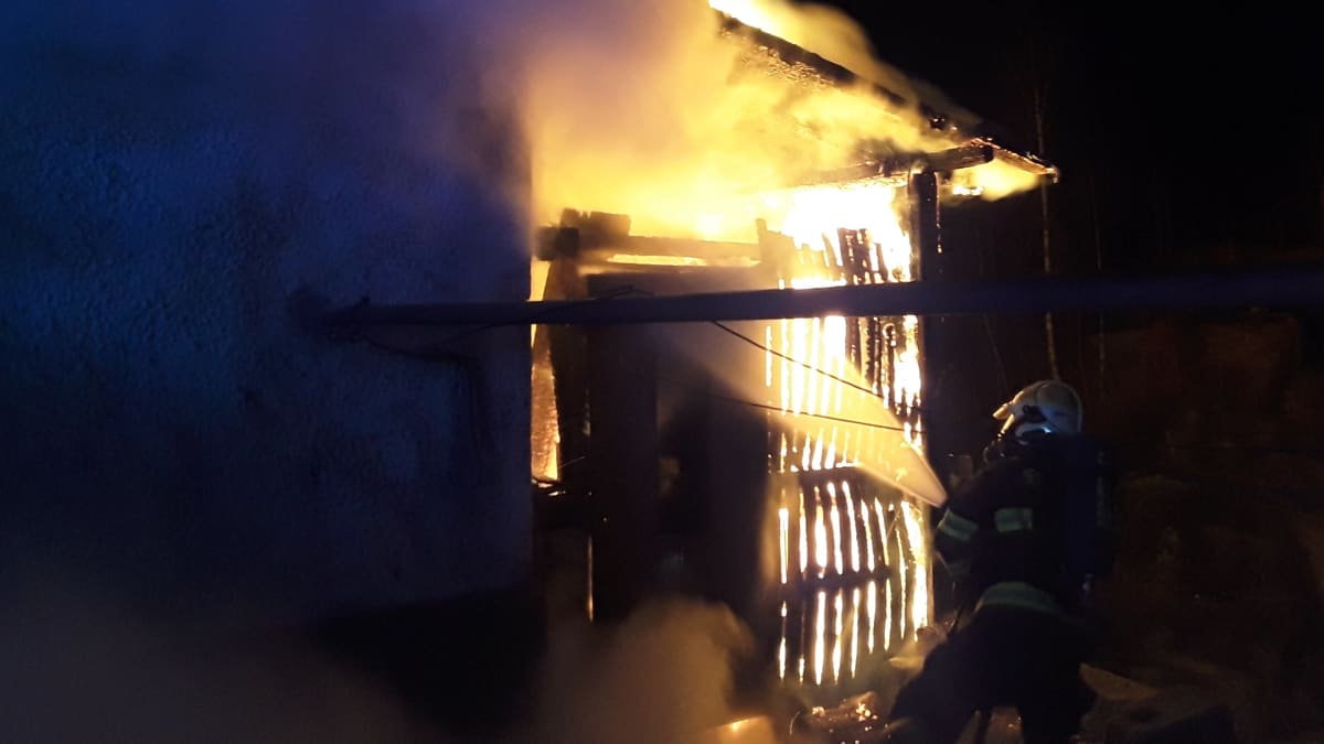 Dvojice seniorů na Liberecku zřejmě vděčí za svůj život náhodnému řidiči, který jim pomohl dostat se z hořícího domu. 