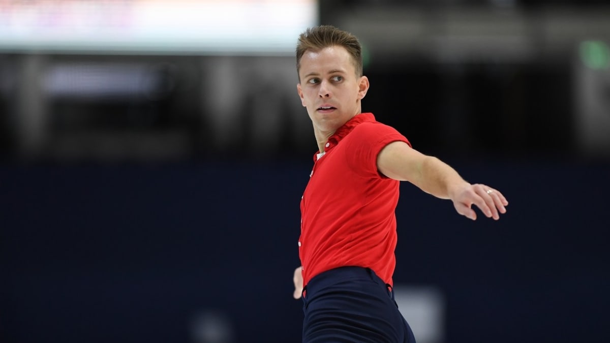 Krasobruslař Michal Březina bude českým vlajkonošem při zahájení olympijských her v Pekingu. Asistovat mu bude kapitánka hokejistek Alena Mills.