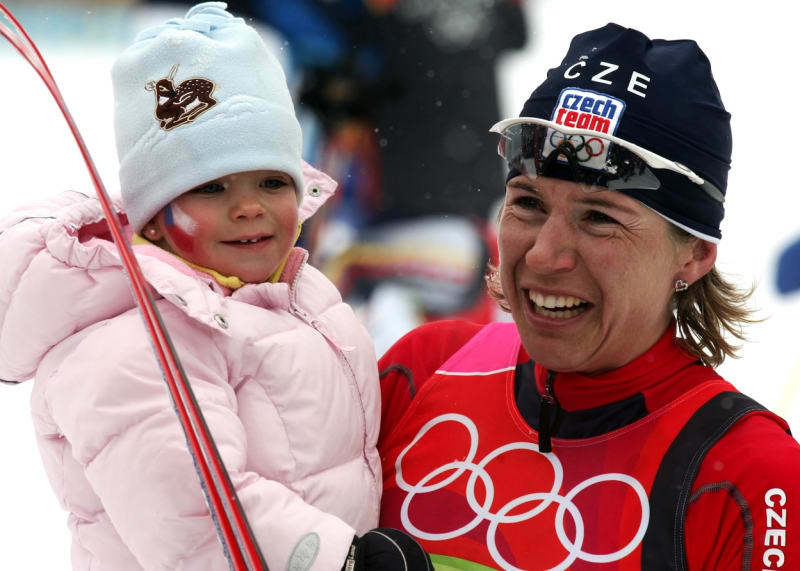 Kateřina Neumannová a její dcera Lucinka. Záběry, na nichž se malá holčička objímá s maminkou v cíli závodu na 30 kilometrů na olympiádě v Turíně 2006, obletěly svět.