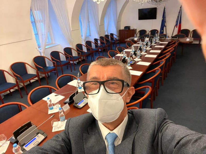 Předseda hnutí ANO Andrej Babiš při středeční návštěvě jednoho z výborů, který se kvůli trvající schůzi Sněmovny nekonal.