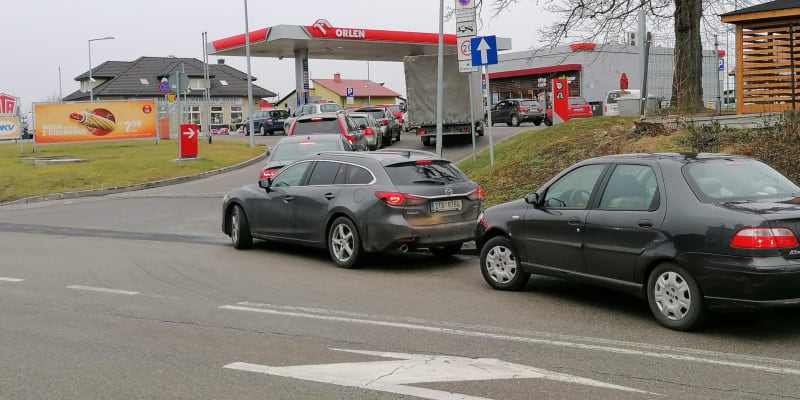 České nájezdy na polské čerpací stanice začaly v úterý 1. února, na snímku polské Chałupki nedaleko Ostravy, kde litr benzinu stojí 28,71 Kč.