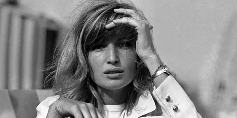 Monica Vittiová pózovala fotografům na banátském filmovém festivalu v roce 1964.