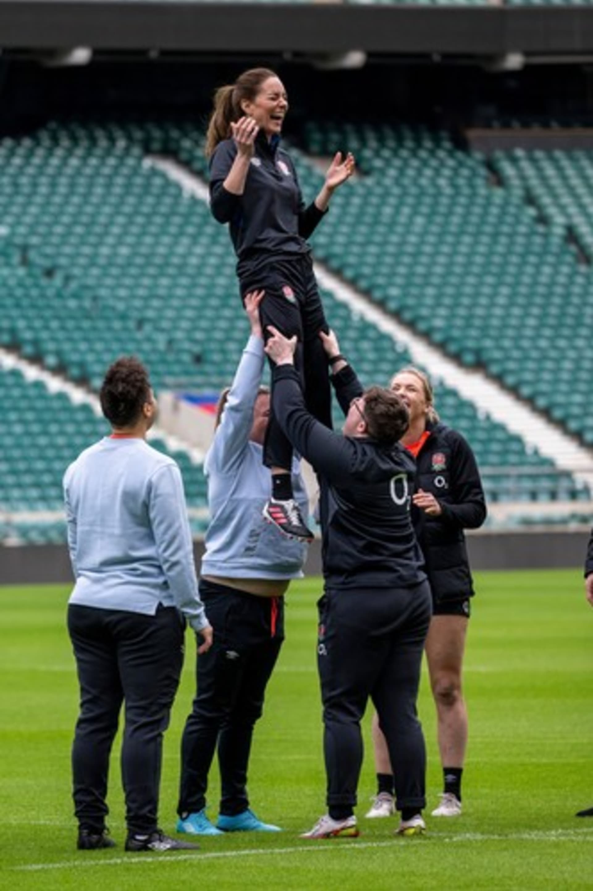 Kate Middletonová předvedla své sportovní dovednosti na tréninku na stadionu Twickenham v Londýně.