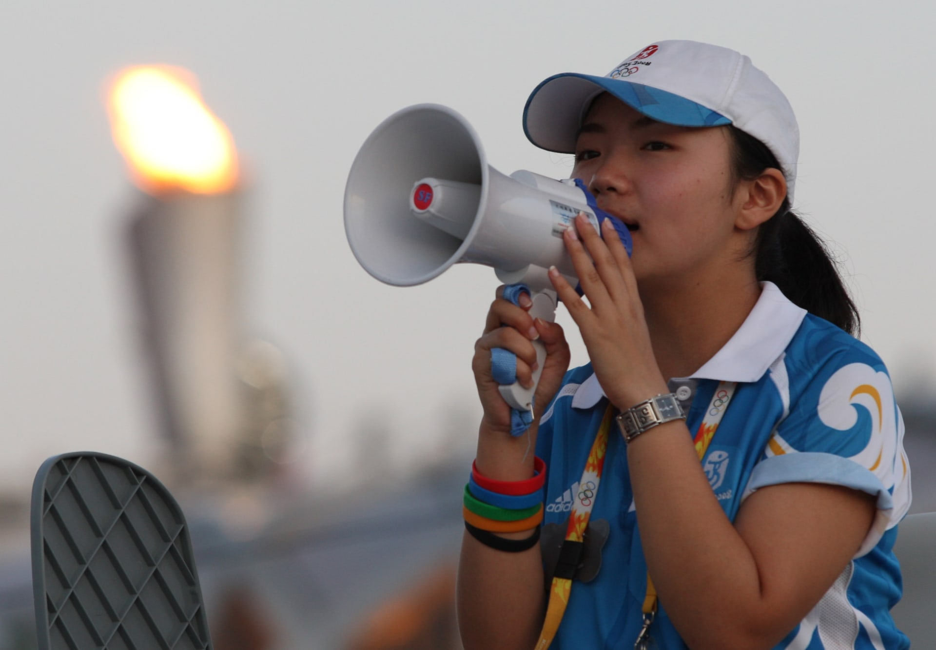 Jedna z mnoha snaživých dobrovolnic při olympiádě v Pekingu.