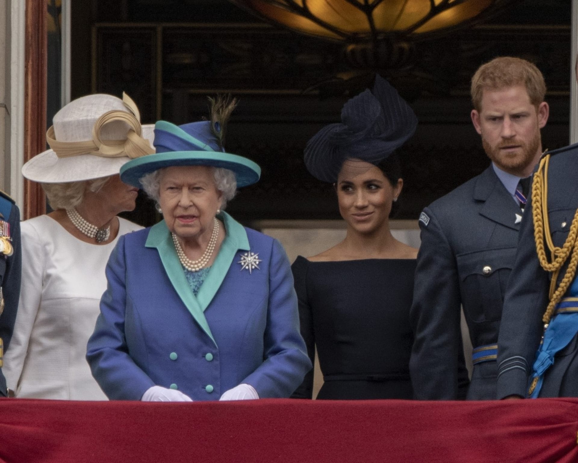 Královna Alžběta po boku vévodkyně Meghan (rok 2018, kdy ještě Meghan a Harry v rámci královské rodiny sekali latinu)